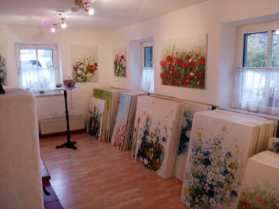 Atelierrundgang Über 200 Ölbilder sind im Atelier zu sehen, ua. im Bilder Depot 